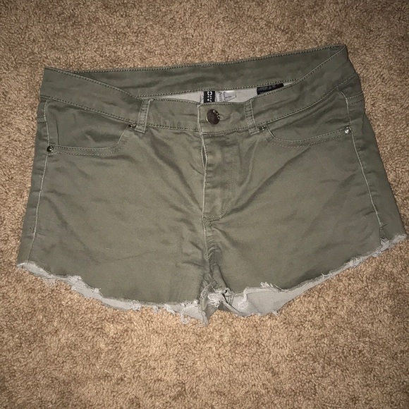 Green H&M shorts. - Picture 1 of 3